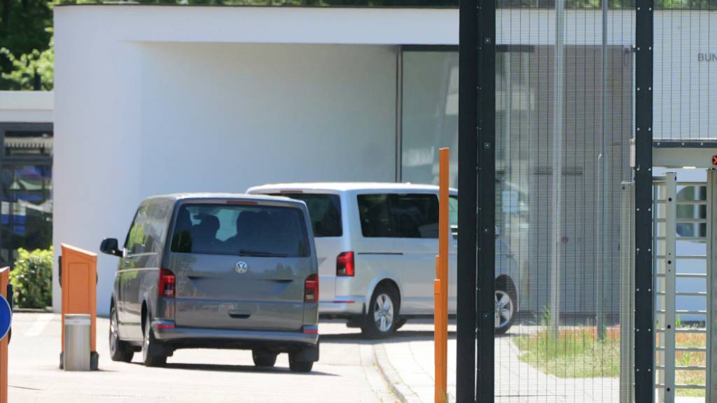 Fahrzeuge kommen am Bundesgerichtshof an. Die Bundesanwaltschaft hat in Berlin einen mutmaßlichen Spion festnehmen lassen, der für Russland tätig gewesen sein soll. Foto: Rene Priebe/dpa - ACHTUNG: Kennzeich(en) wurde(n) aus rechtlichen Gründen gepixelt