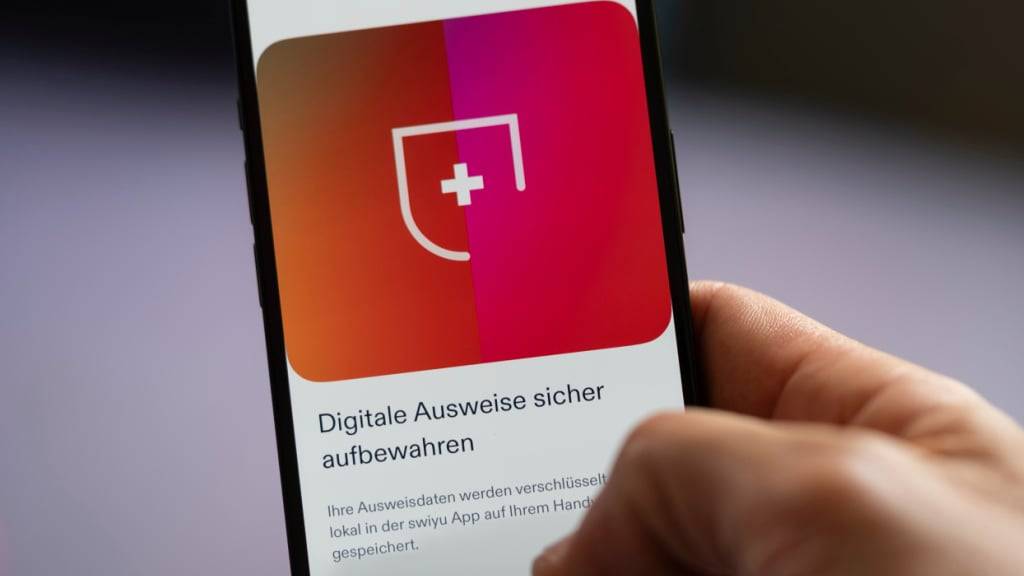 Handy-Nutzer können bereits eine Testversion der Wallet-App swiyu herunterladen. Darin soll die E-ID dereinst aufbewahrt werden. (Archivbild)