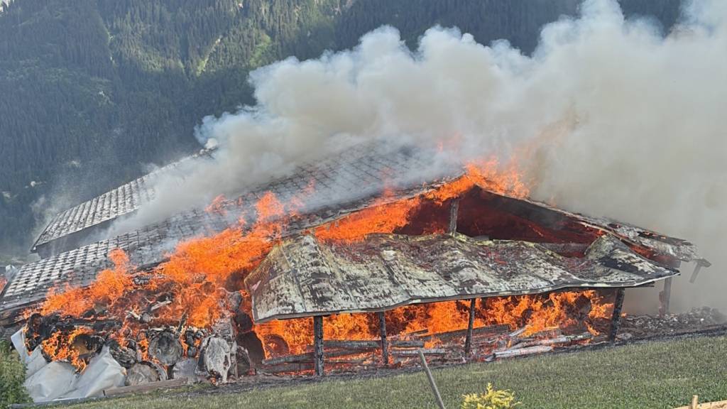 In Tschappina brannte ein Schuppen. Das angrenzende Wohnhaus ist nach dem Brand nicht mehr bewohnbar.
