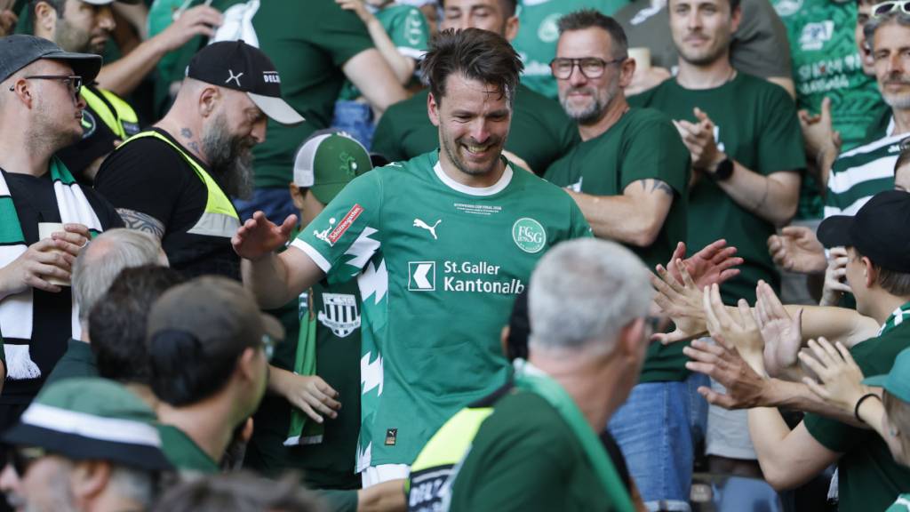 Lukas Görtler lässt sich nach dem Cupsieg feiern