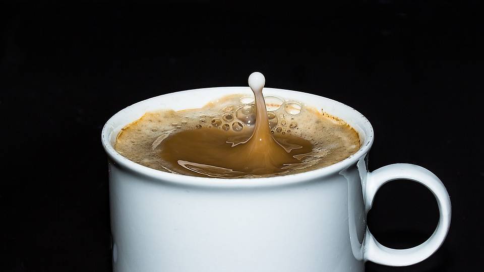 Laut einer Statistik von 2020 belegt die Schweiz im Pro-Kopf-Kaffeekonsum hinter Deutschland, Norwegen und Österreich die Weltspitze.