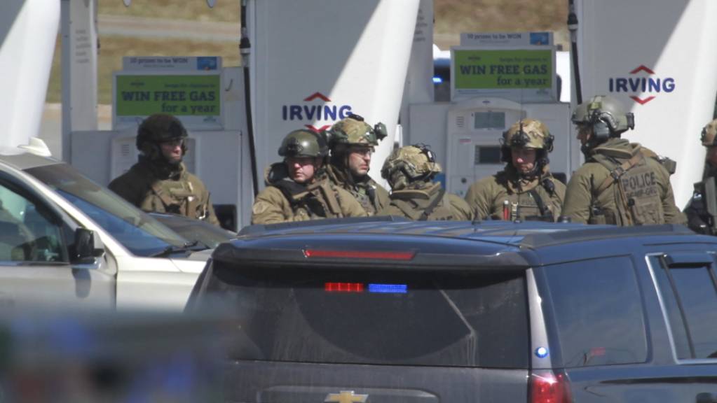 Sicherheitskräfte an einer Tankstelle in Enfield, Nova Scotia: Nach dem Anschlag eines Amokläufers mit mindestens 19 Toten will Premierminister Justin Trudeau den Zugang zu Waffen in Kanada erschweren.