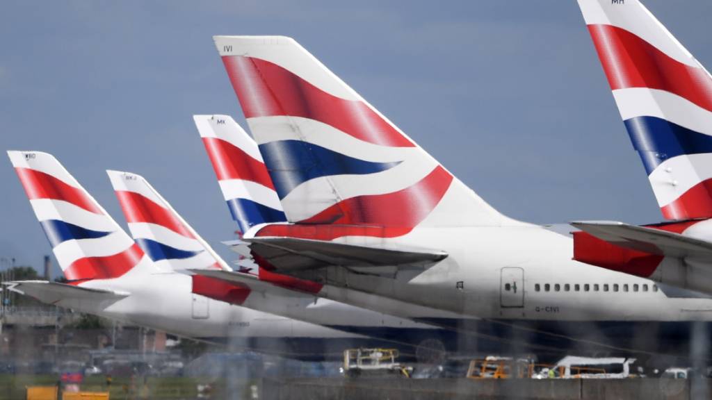Die Muttergesellschaft von British Airways, IAG, hat es vergangenes Jahr noch nicht wieder in die Gewinnzone geschafft. Aber die Gruppe will diesen Frühling wieder profitabel werden. (Archivbild: British-Airways-Flugzeuge waren 2020 wegen der Coronapandemie am Flughafen Heathrow parkiert)