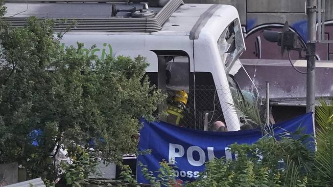 Lokführer kommt bei Zugunglück ums Leben – 85 Personen verletzt