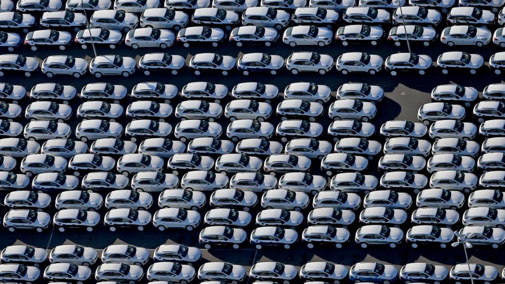 Die deutschen Konsumenten haben wieder weniger Lust, neue Autos zu kaufen: nach vier Monaten mit kräfigem Wachstum sind die Neuzulassungen im Juli wieder eingebrochen.