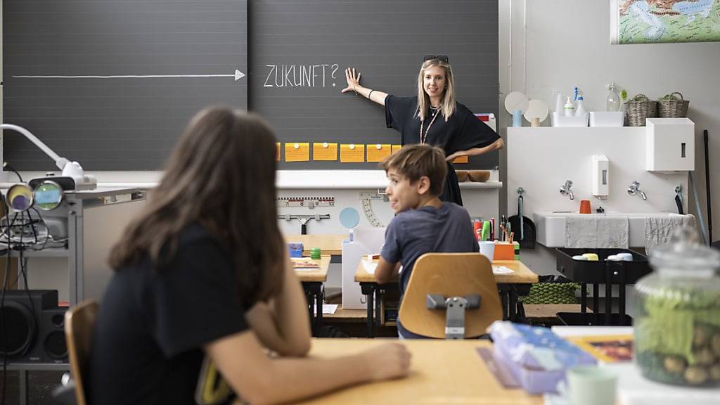 Rund drei Wochen vor Beginn des neuen Schuljahres gibt es im Kanton Zürich noch Dutzende unbesetzte Stellen für Lehrerinnen und Lehrer. (Symbolbild)