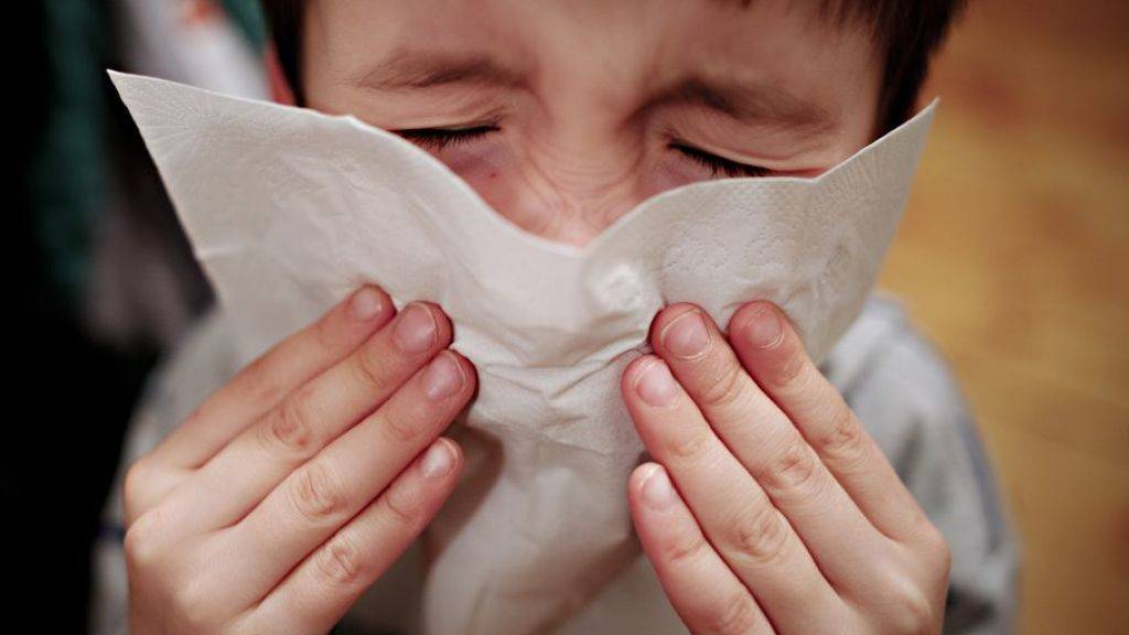 Nur bei Kindern im Alter von 0 bis vier Jahren nimmt die Zahl der Grippeerkrankungen weiterhin zu, bei allen anderen Altersgruppen geht sie zurück. (Symbolbild)
