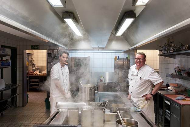 Küchenchef Stephan Wegmüller und Koch Martin Kovàts (von rechts) kochen täglich neue Menüs.