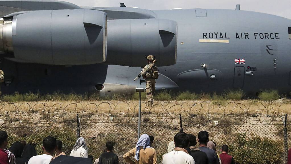 Britische Soldaten vor einem Flugzeug der Royal Air Force auf dem Flughafen in Kabul.