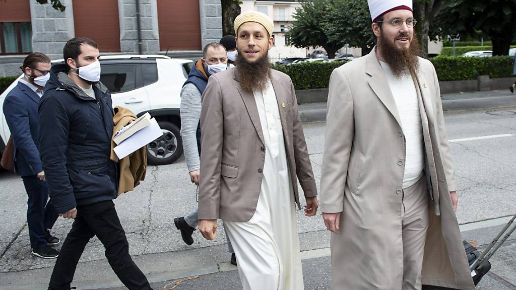 Qaasim Illi (links), und Nicolas Blancho (rechts) am 6. Oktober 2020 vor dem Bundesstrafgericht in Bellinzona. Die Vorstandsmitglieder des Vereins Islamischer Zentralrat Schweiz (IZRS) wurden heute verurteilt.