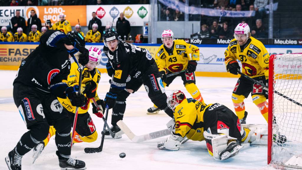 Das Siegtor in Freiburg: Attilio Biasca (ganz links) schiesst zum 2:1 für Gottéron ein