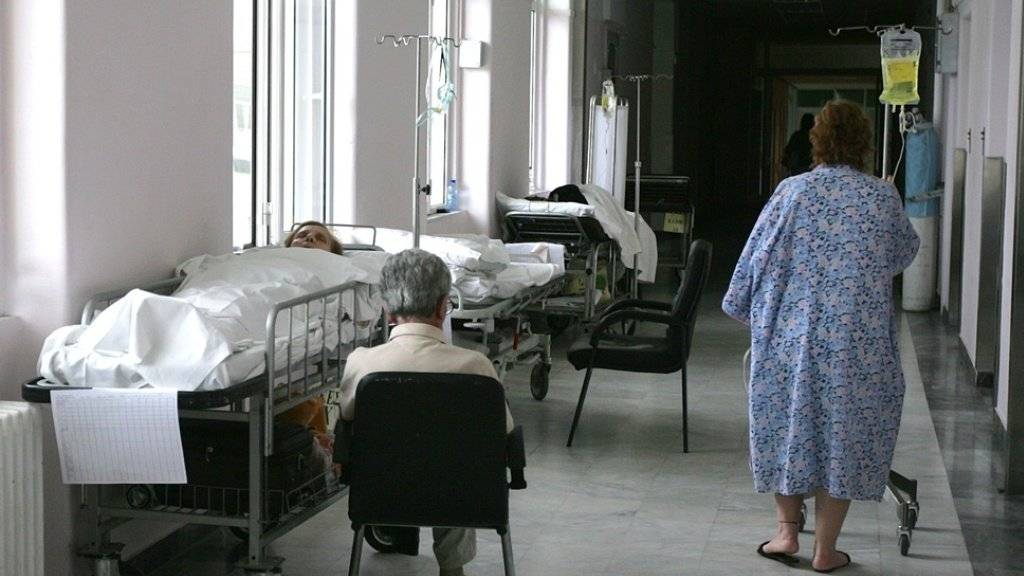Ein Patient im Erythros Stavros Spital in Athen wartet im Korridor auf ein Zimmer. Wegen Personalmangel in griechischen Spitälern und Lohnkürzungen streiken die Spitalangestellten. (Archivbild)