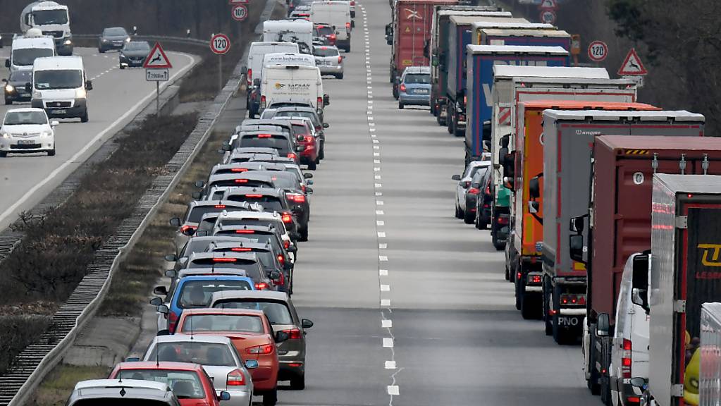 Rettungsgasse auf einer deutschen Autobahn in Niedersachsen, Deutschland: Wer in der Schweiz die Bildung einer solchen verhindert, wird ab kommendem Jahr gebüsst. (Themenbild)
