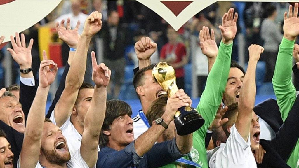 Bundestrainer Joachim Löw (mit Pokal) freut sich mit seinen Spielern über den Sieg beim Confed Cup 2017.
