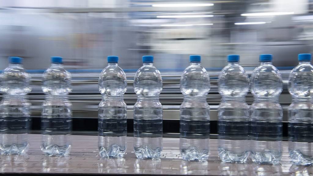 Nestlé hat in Frankreich eingeräumt, an mehreren Standorten für natürliches Mineralwasser verbotene Verfahren zur Wasserbehandlung eingesetzt zu haben.