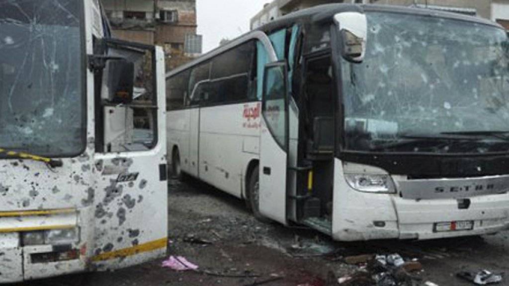 Beschädigte Busse beim Anschlagsort in Damaskus