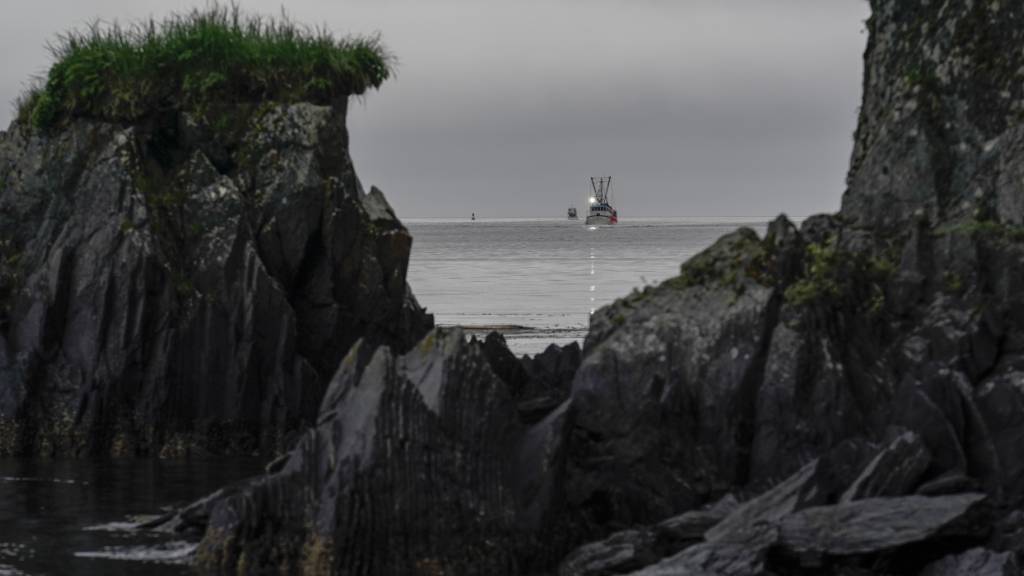 ARCHIV - Ein Fischerboot kehrt in einen Hafen in Alaska zurück. Foto: Joshua A. Bickel/AP/dpa/Symbolbild