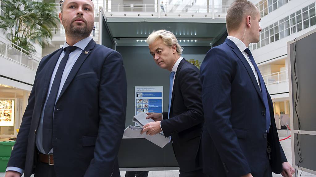 Geert Wilders gibt in Begleitung von Personenschützern seinen Stimme für die Parlamentswahl ab. Foto: Mike Corder/AP/dpa