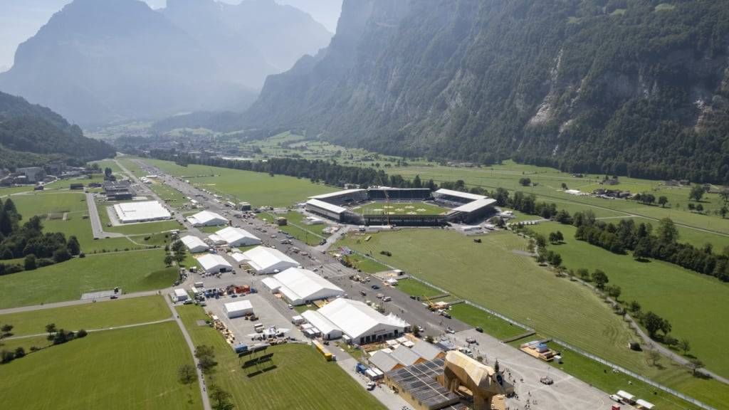 Die Arena des Eidgenössischen Schwing- und Älplerfestes 2025 im Glarnerland.