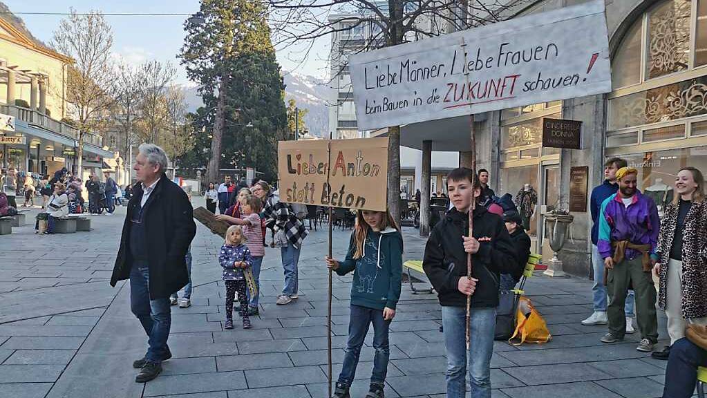 Vorwiegend junge Demonstrierende forderten in Chur klimaneutrales Bauen.