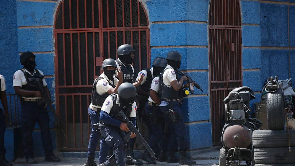 ARCHIV - Polizisten gehen während einer Anti-Gang-Operation im Viertel Lalue in Port-au-Prince, Haiti, in Deckung. Foto: Odelyn Joseph/AP/dpa