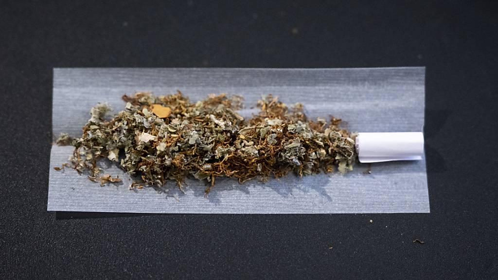 ARCHIV - Ein Joint wird gedreht. Foto: Hannes P. Albert/dpa