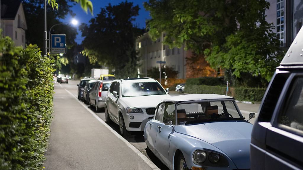 Zürcherinnen und Zürcher mit schweren, grossen Autos sollen mehr für eine Anwohnendenparkkarte zahlen als solche mit einem leichten Fahrzeug. (Archivbild)