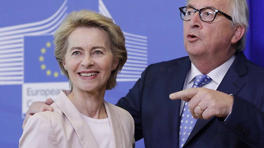 Auf Werbetour am Mittwoch im EU-Parlament in Brüssel: Um die Nachfolger von Jean-Claude Juncker (rechts) als EU-Kommissionschef antreten zu können, muss die deutsche Verteidigungsministerin Ursula von der Leyen (links) noch das EU-Parlament von sich überzeugen. (Archiv)