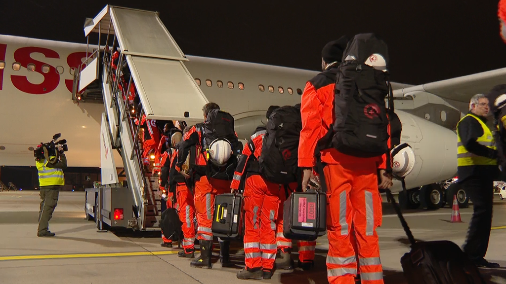 Hier steigt das Rettungsteam am Flughafen Zürich in die Maschine