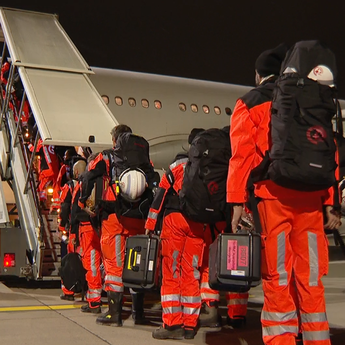 Hier steigt das Rettungsteam am Flughafen Zürich in die Maschine