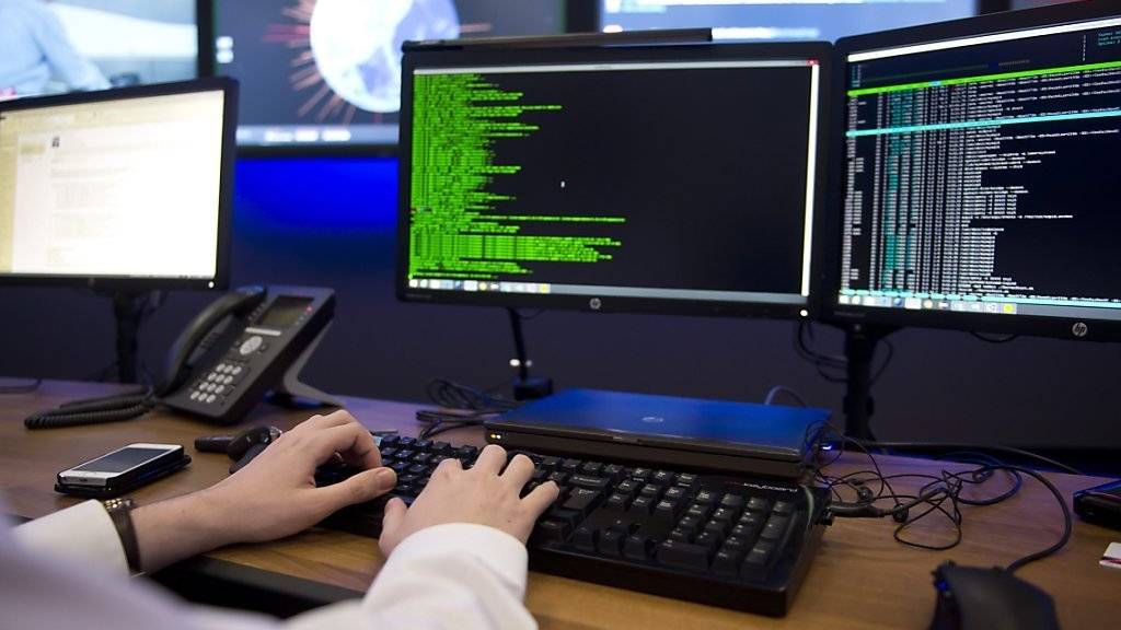 Das Grundübel der Cyberkriminalität ist nach den Worten des IT-Experten Stefan Frei unsichere Software. Die Hersteller sollten deshalb die Haftung für ihre Produkte übernehmen müssen. (Symbolbild)