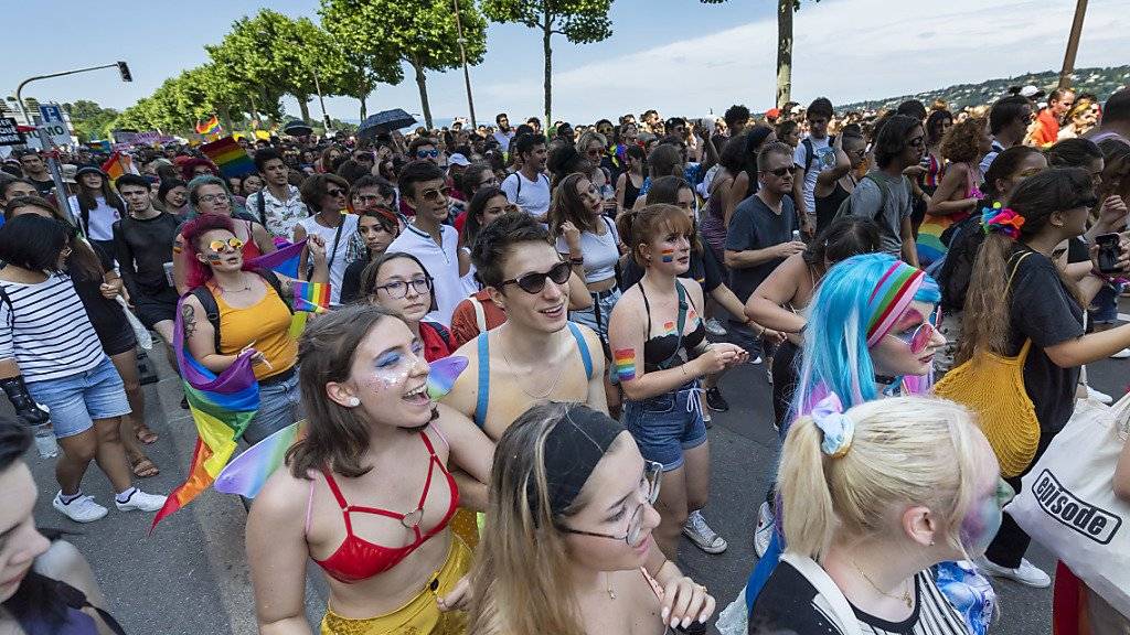 Dragqueens auf schwindelerregenden Absätzen, Männer mit Netzstrümpfen, Menschen mit Hundemasken: An der Geneva Pride war fantasievolles Auftreten Trumpf.