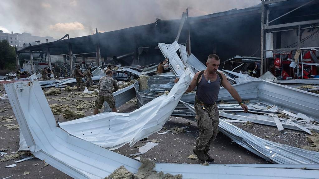 ARCHIV - Rettungskräfte und Soldaten räumen Trümmer auf, nachdem eine russische Rakete einen Supermarkt getroffen hat. Bei einem russischen Raketenangriff sind in der ostukrainischen Stadt Kostjantyniwka nach Behördenangaben mehrere Menschen getötet und verletzt worden. Foto: Iryna Rybakova/AP/dpa