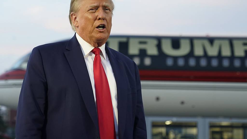 Donald Trump, ehemaliger Präsident der USA, spricht mit Reportern vor dem Abflug vom Hartsfield-Jackson Atlanta International Airport. Foto: Alex Brandon/AP
