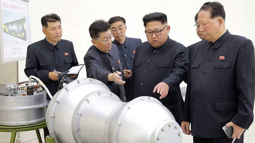 Nordkoreas Machthaber Kim Jong Un bei der Besichtigung einer mutmasslichen Wasserstoffbombe. (Archivbild)