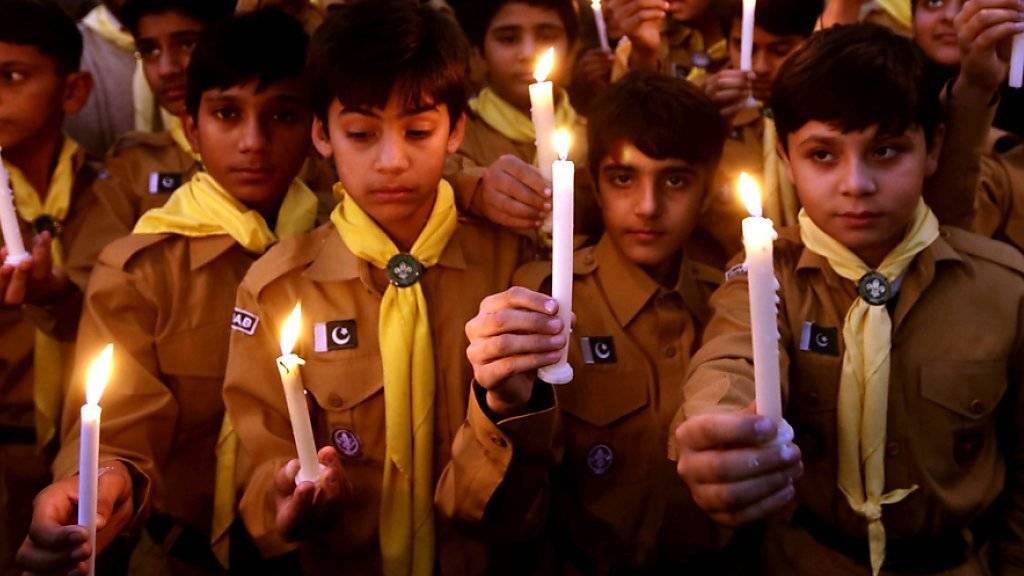 Pakistanische Schüler gedenken mit Kerzen der Opfer des Massakers, das Taliban-Kämpfer vor einem Jahr in einer Schule in Peshawar anrichteten.