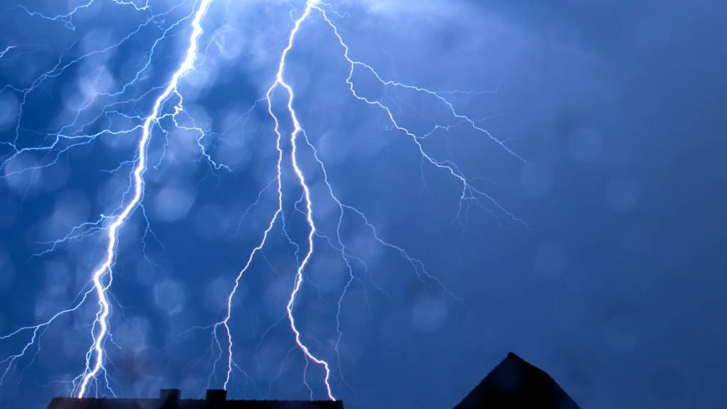 Wegen Gewittern fiel am Donnerstagabend in zwei Graubündner Gemeinden der Strom vorübergehend aus. (Themenbild)