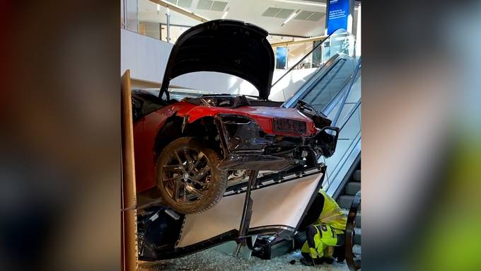 Frau rast in Einkaufszentrum und kracht mit BMW in Rolltreppe