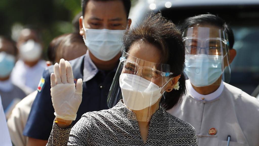 Aung San Suu Kyi, Regierungschefin von Myanmar, trägt einen Mund-Nasen-Schutz, Visier und Handschuhe bei einem Wahlkampftermin für die bevorstehende Parlamentswahl.