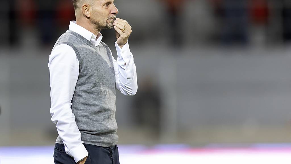 Thuns Trainer Mauro Lustrinelli verfolgt das Geschehen am Spielfeldrand. (Archivbild)