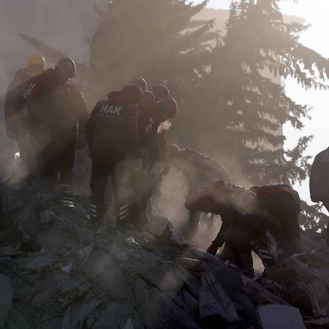 Frau überlebt 170 Stunden in Trümmern von Erdbeben