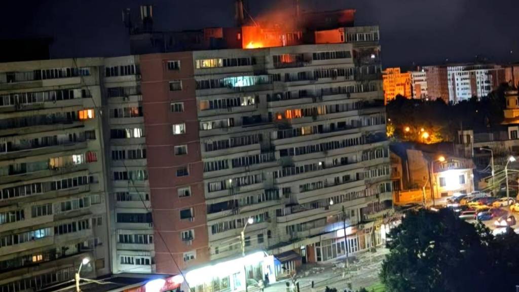 HANDOUT - Ein Brand auf dem Dach eines Wohnblocks im Osten Rumäniens. Foto: Uncredited/ISU Galati/AP/dpa - ACHTUNG: Nur zur redaktionellen Verwendung bis zum 12.06.2026 und nur mit vollständiger Nennung des vorstehenden Credits.