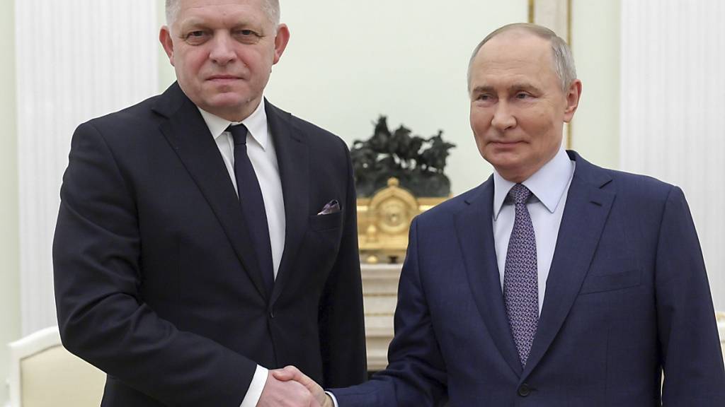 ARCHIV - Der russische Präsident Wladimir Putin (r) und der slowakische Ministerpräsident Robert Fico geben sich die Hand bei ihrem Treffen im Kreml in Moskau. Der slowakische Regierungschef Robert Fico ist am Sonntag unangekündigt zu Gesprächen mit dem russischen Präsidenten zusammengekommen. Foto: Gavriil Grigorov/Sputnik/Kremlin Pool/AP/dpa