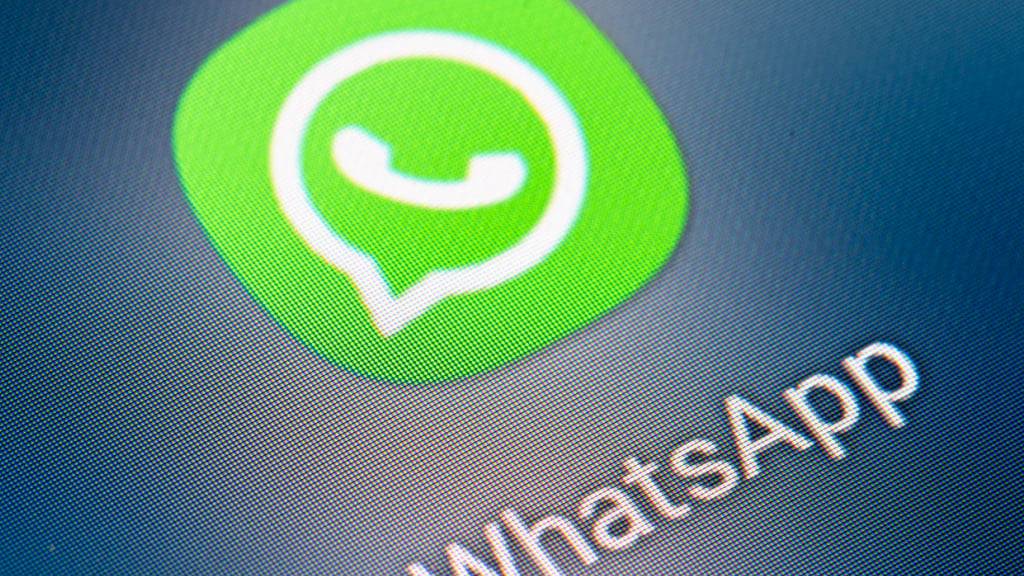 ARCHIV - Auf dem Bildschirm eines Smartphones sieht man das Logo der App WhatsApp. Foto: Fabian Sommer/dpa