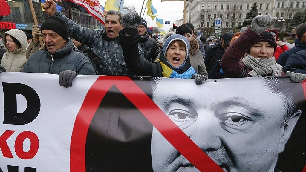Tausende sind am Sonntag in Kiew auf die Strasse gegangen, um gegen den ukrainischen Präsidenten Petro Poroschenko zu demonstrieren.