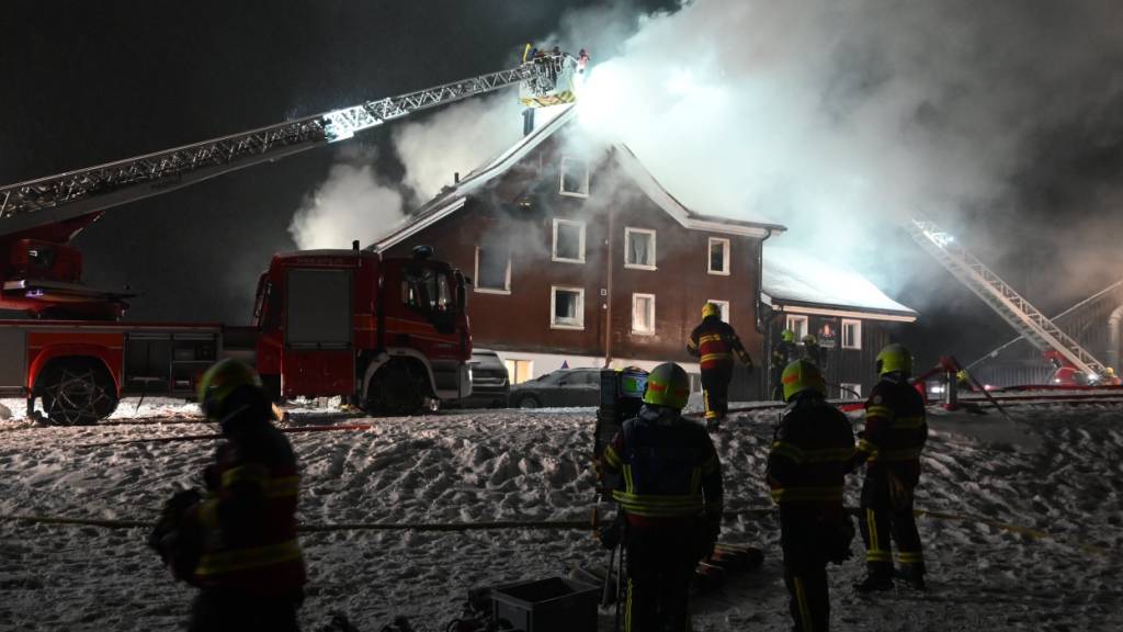 Bei einem Brand in Degersheim SG wurden in der Nacht auf Samstag zwei Personen verletzt.