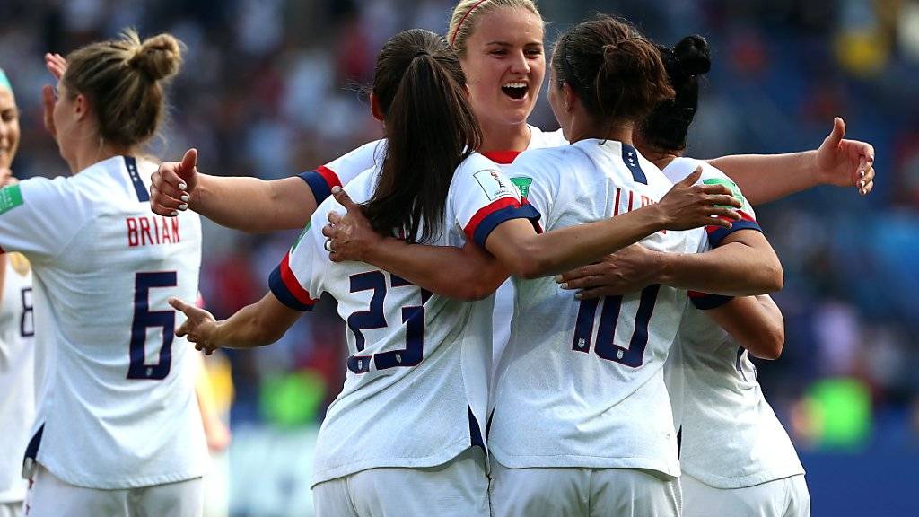 Zweiter Sieg im zweiten Spiel für den Titelverteidiger: Die Amerikanerinnen freuen sich an der Frauen-WM über den vorzeitigen Einzug in die Achtelfinals