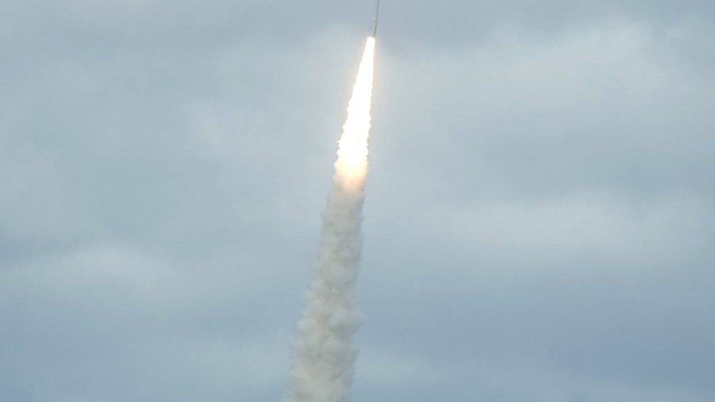 Eine Vega-Trägerrakete startet von der Weltraum-Station in Kourou ins All. (Archivbild)