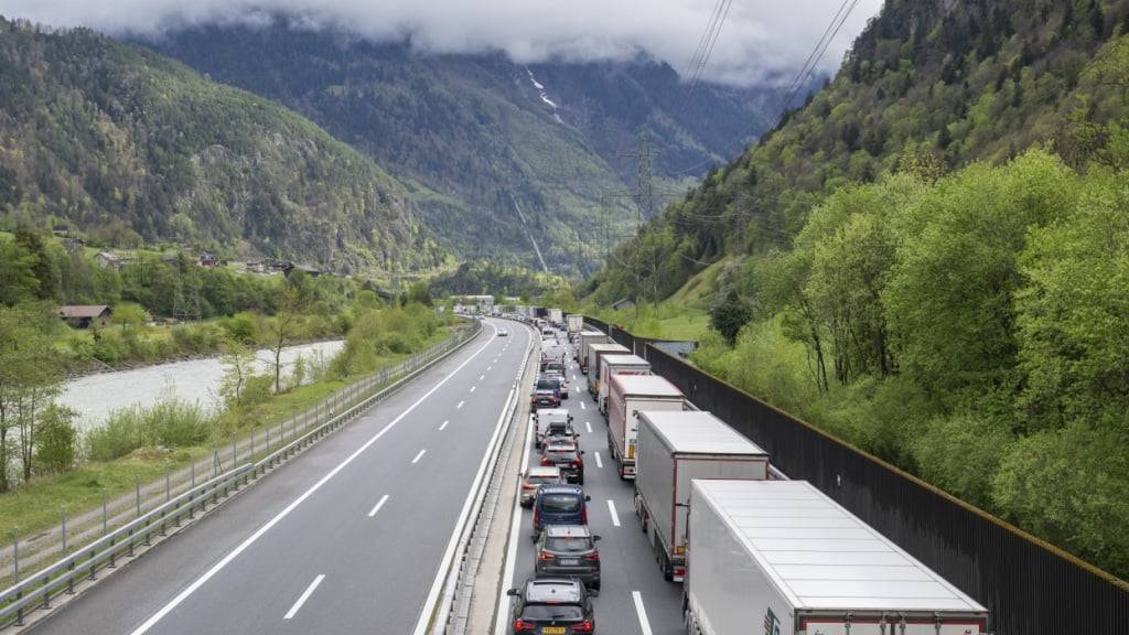 Am Samstag staute sich der Verkehr am Gotthard in beide Richtungen. (Archivbild)