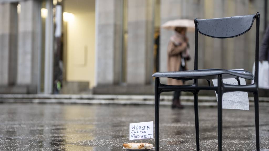 Mit einer Kunstinstallation vor dem Kunsthaus in Zürich verabschiedet sich die verurteilte Gemeinderätin Sanija Ameti (parteilos) aus der Öffentlichkeit.